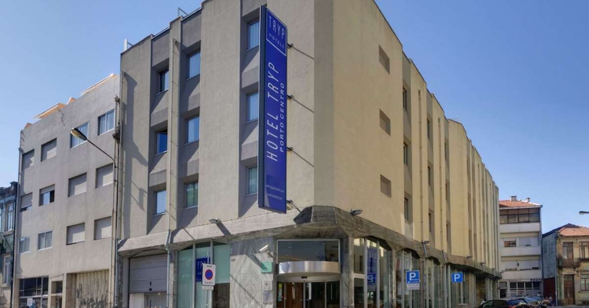 Een foto van de buitenkant van Tryp by Wyndham Porto Centro Hotel