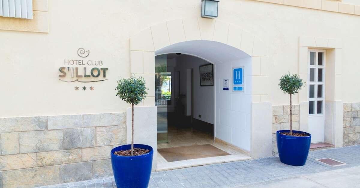 Een foto van de buitenkant van Hotel Club S'Illot