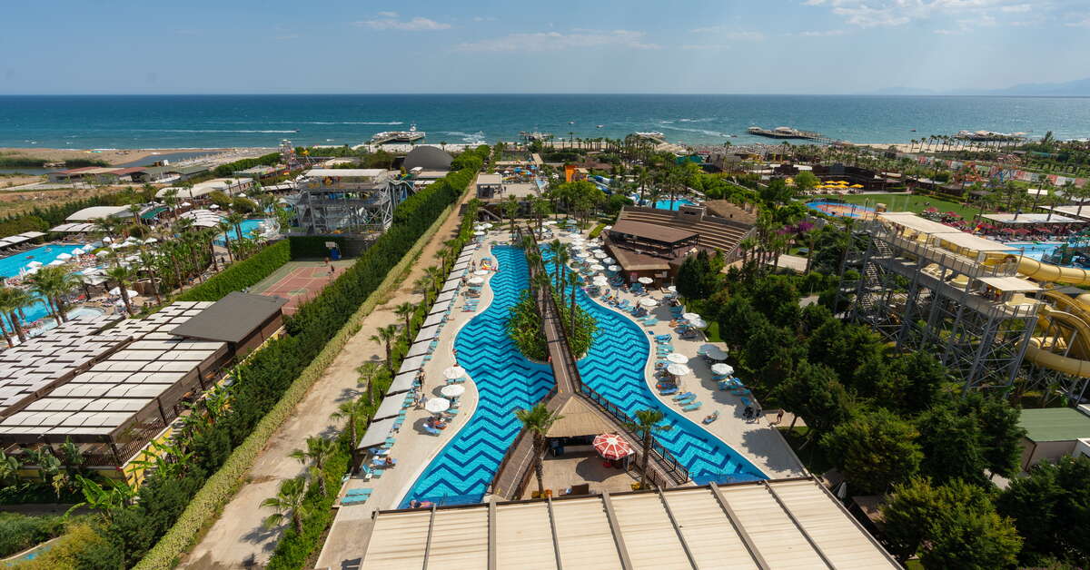 Een foto van het zwembad bij Saturn Palace Resort
