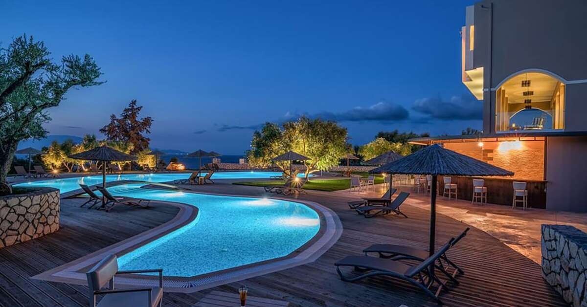 Een foto van het zwembad bij Elegance Luxury Executive Suites