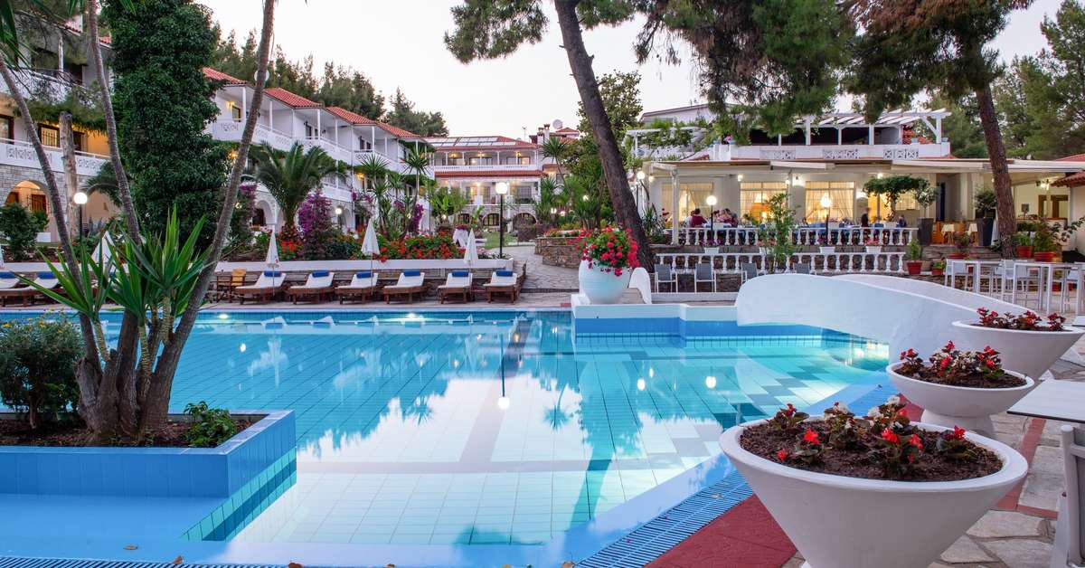 Een foto van het zwembad bij Porfi Beach Hotel