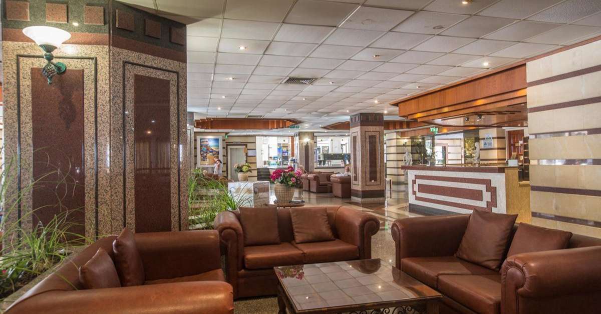 Een foto van het interieur van Tsokkos Protaras Beach Hotel