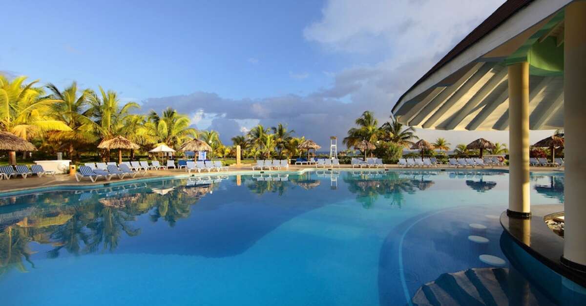 Een foto van het zwembad bij Grand Bahia Principe Jamaica