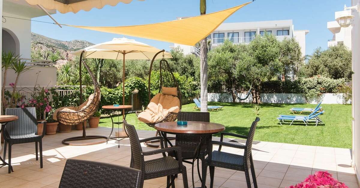 Een foto van het terras bij Emerald Hotel & Appartementen