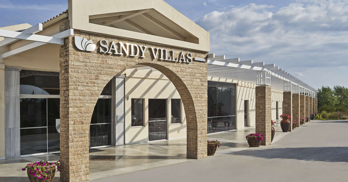 Een foto van de buitenkant van Sandy Beach & Villas