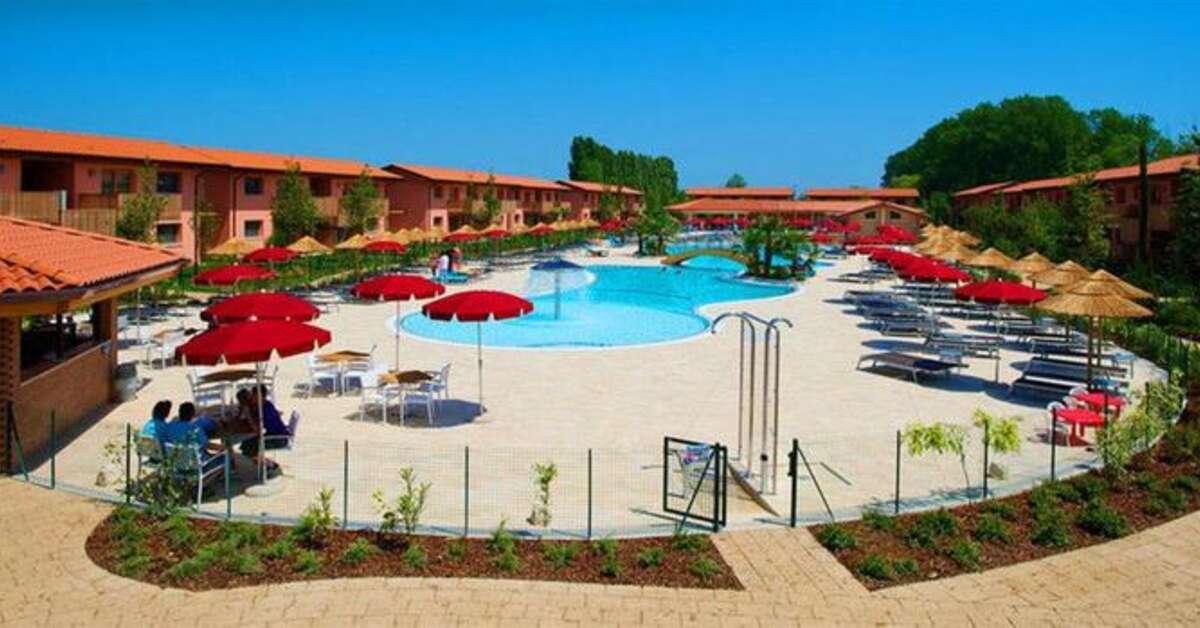 Een foto van het zwembad bij Green Village Resort