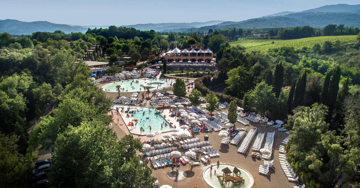 Een foto van de buitenkant van hu Norcenni Girasole Village