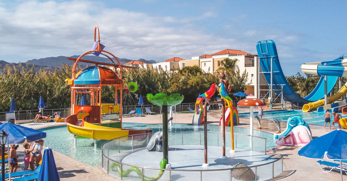 Een foto van het zwembad bij Chrispy Waterpark Resort