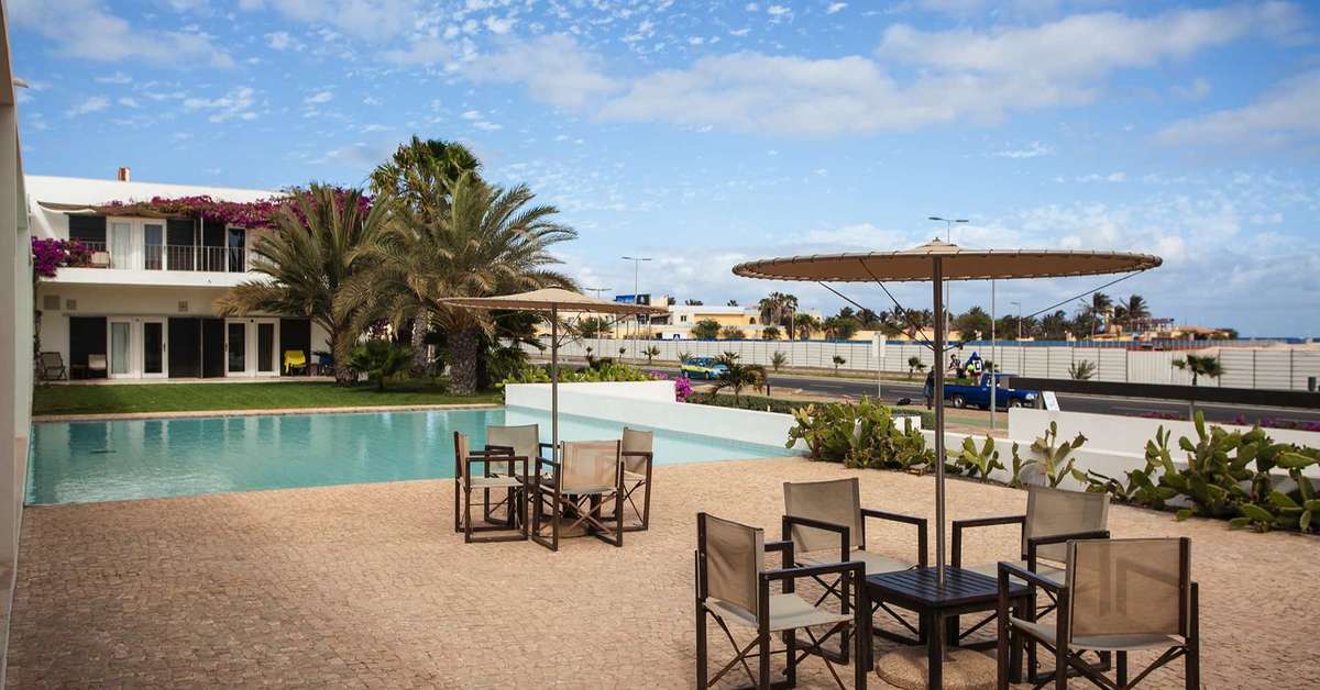 Een foto van het terras bij Hotel Dunas de Sal