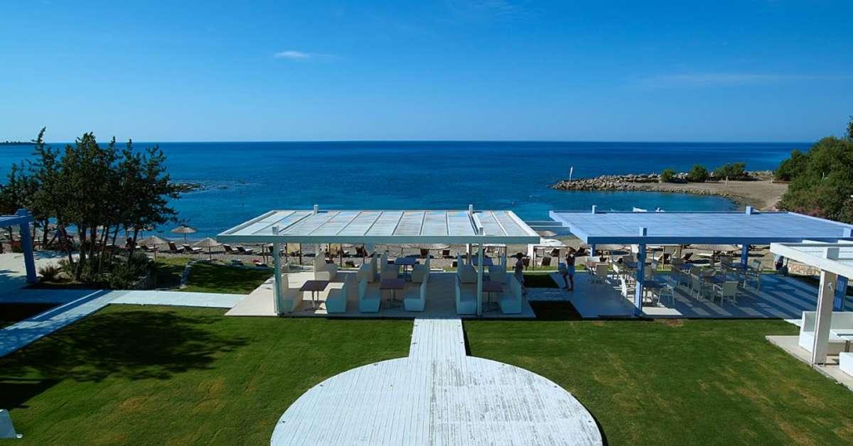 Een foto van het terras bij Sentido Sunrise Beach