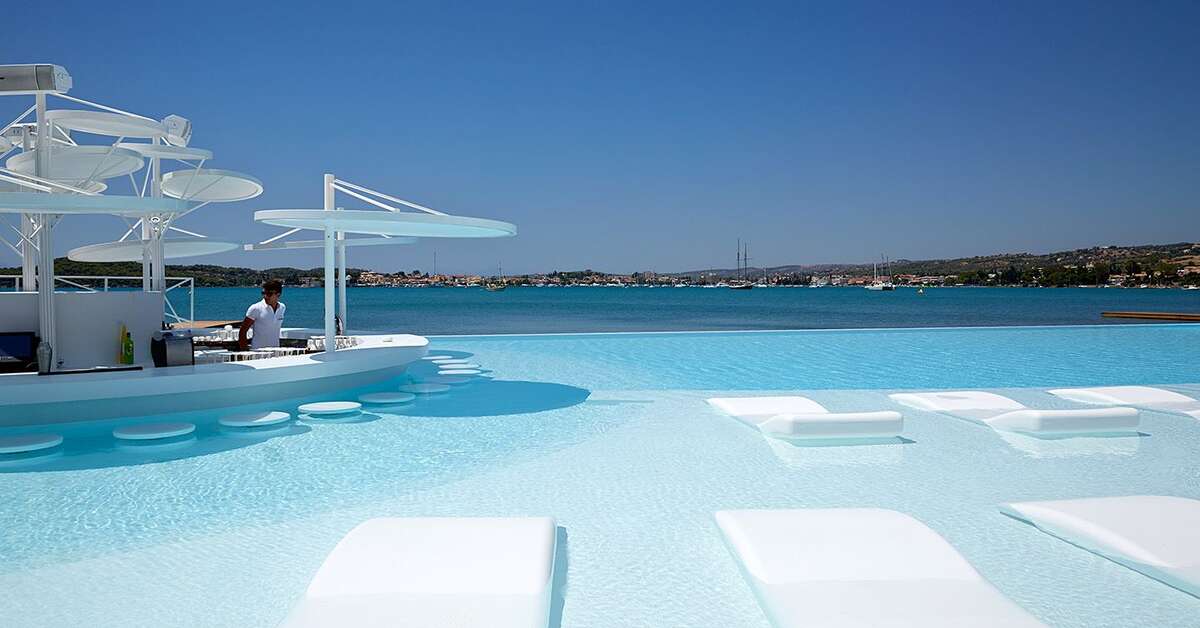 Een foto van het zwembad bij Nikki Beach Resort & Spa Porto Heli