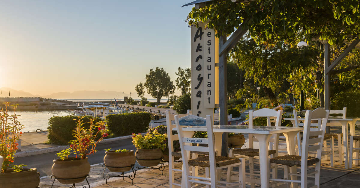 Een foto van het terras bij Akrogiali Hotel