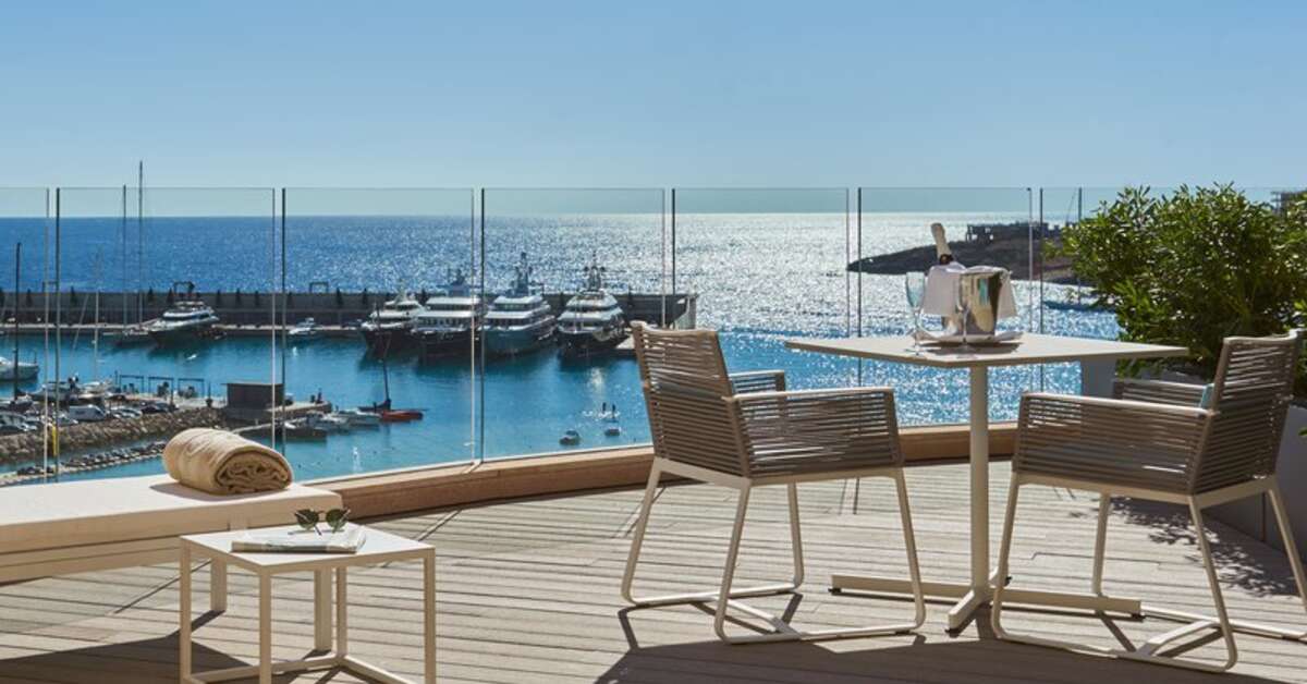 Een foto van het terras bij Pure Salt Port Adriano
