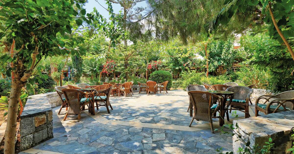 Een foto van het terras bij Apollonia Beach Hotel
