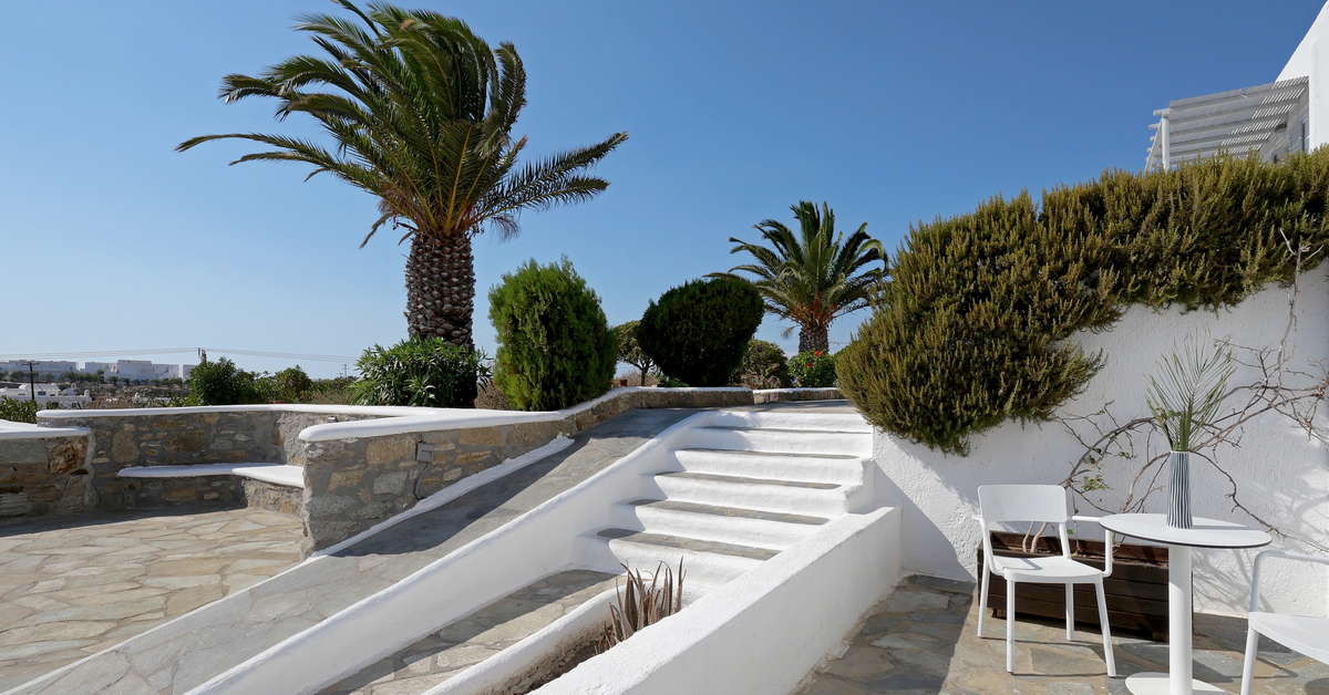 Een foto van het terras bij Andronikos Hotel