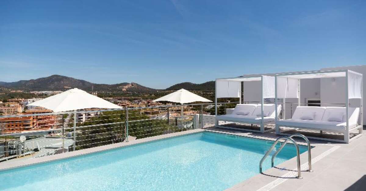 Ein Foto vom Pool im Reverence Life Hotel