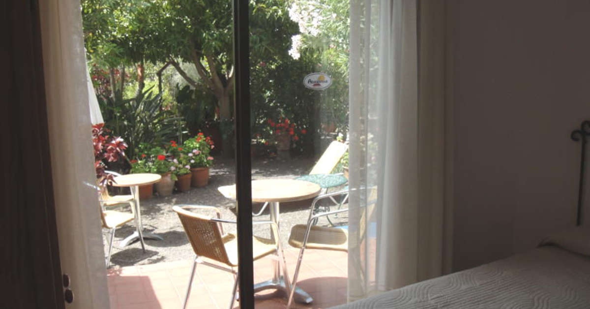 Een foto van het terras bij Appartementen Adjovimar