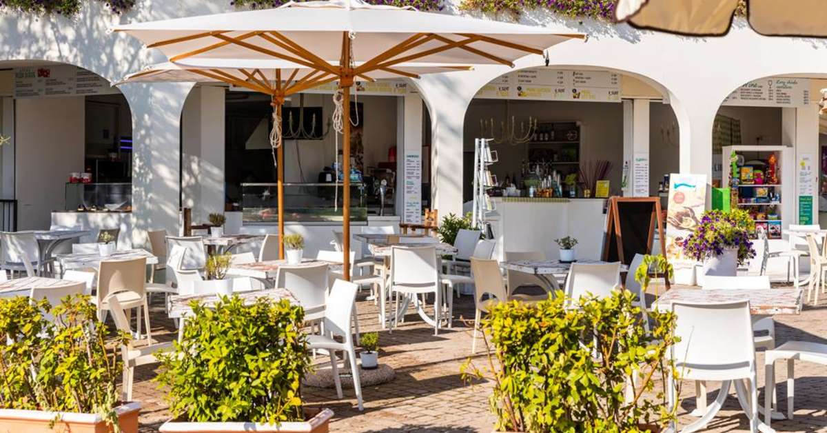 Een foto van het terras bij hu Norcenni Girasole Village