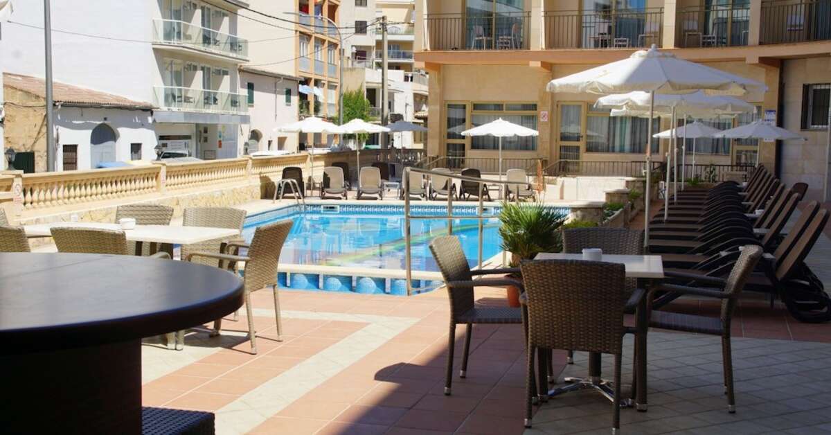 Een foto van het zwembad bij Hotel Iris Mallorca