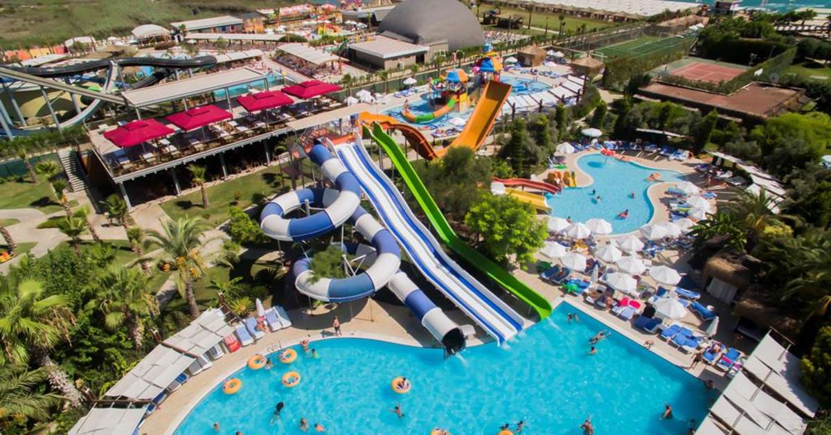 Een foto van het zwembad bij Saturn Palace Resort