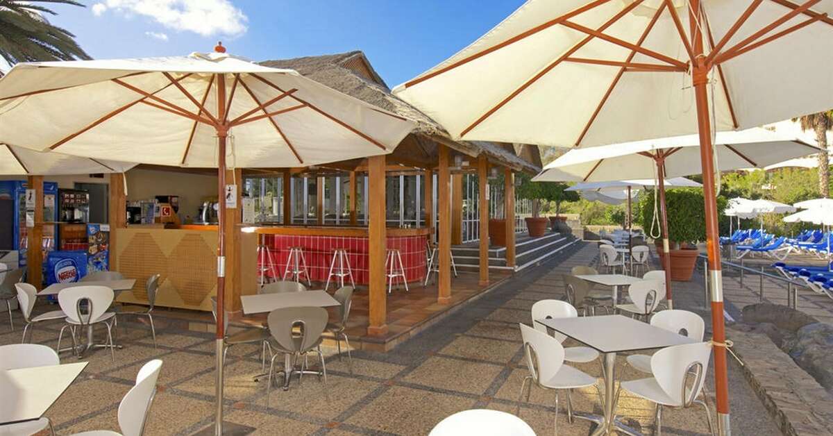 Een foto van het terras bij Bull Hotel Costa Canaria & Spa