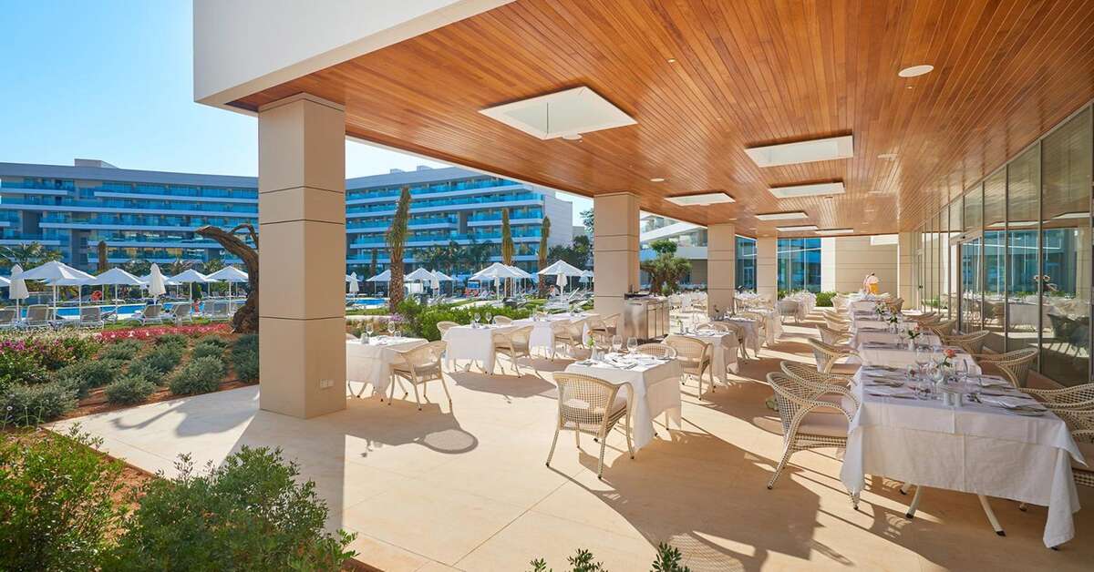 Een foto van het terras bij Hipotels Playa De Palma Palace Hotel & Spa