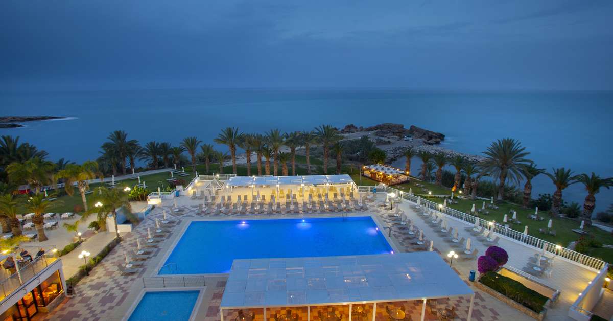Een foto van het zwembad bij Hotel Queens Bay