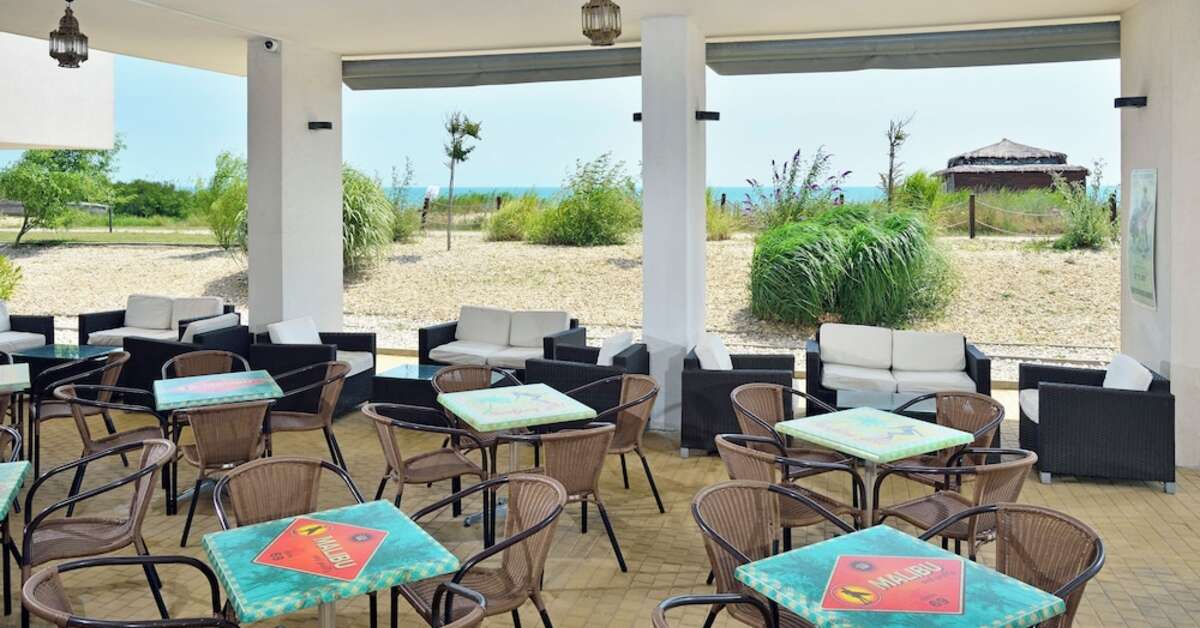 Een foto van het terras bij Sol Luna Bay All Inclusive
