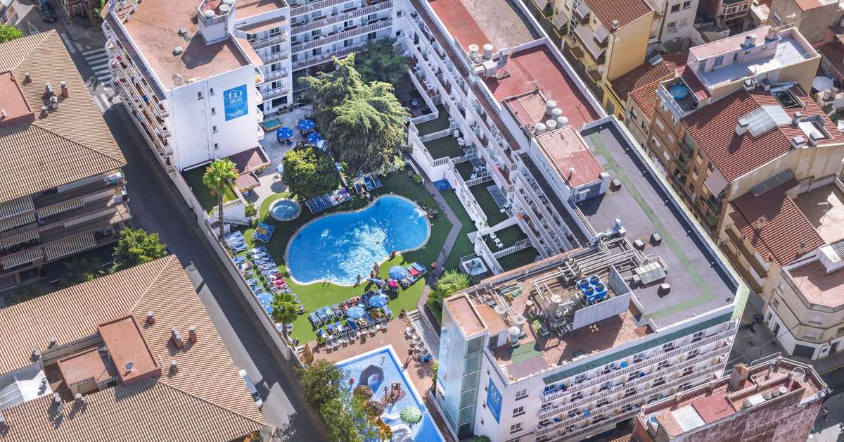 Een foto van de buitenkant van GHT Balmes Hotel Aparthotel & Splash