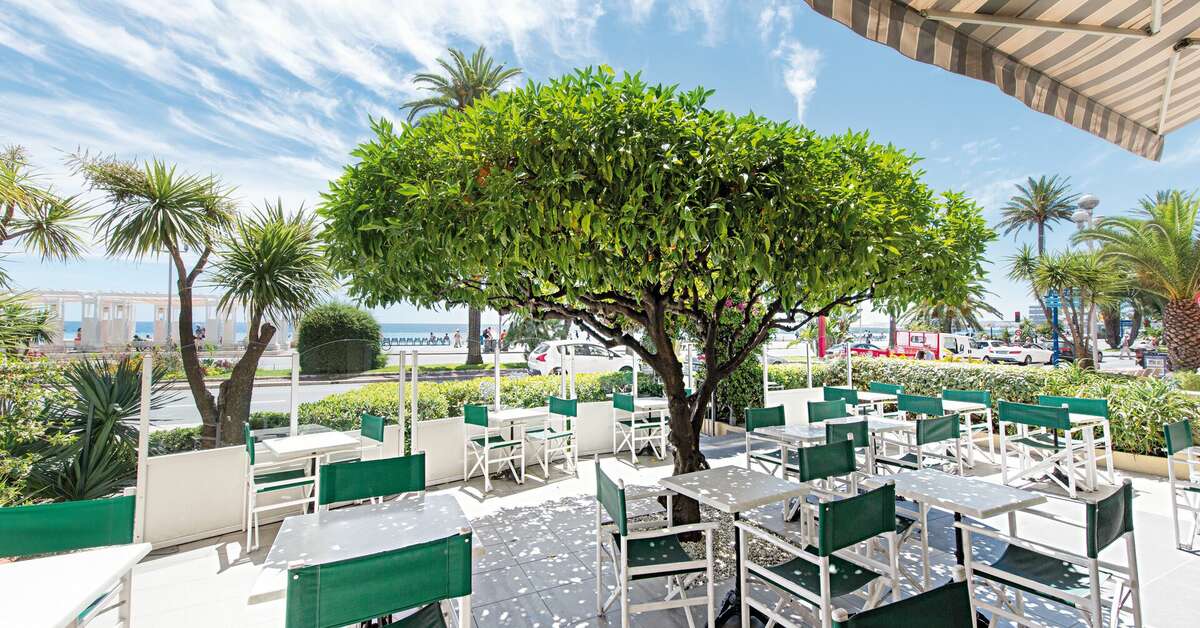 Een foto van het terras bij Hotel Le Royal Nice