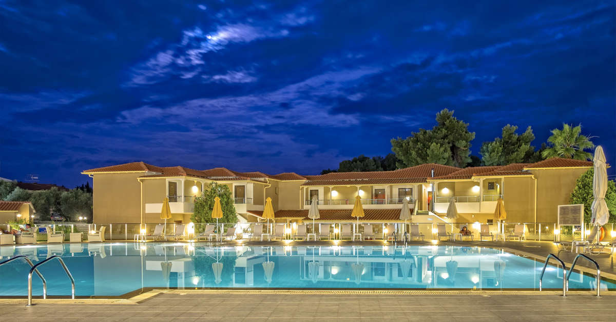 Een foto van het zwembad bij Lagomandra Beach Hotel & Suites