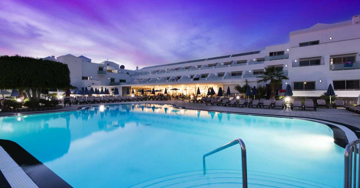 Een foto van het zwembad bij Lanzarote Village