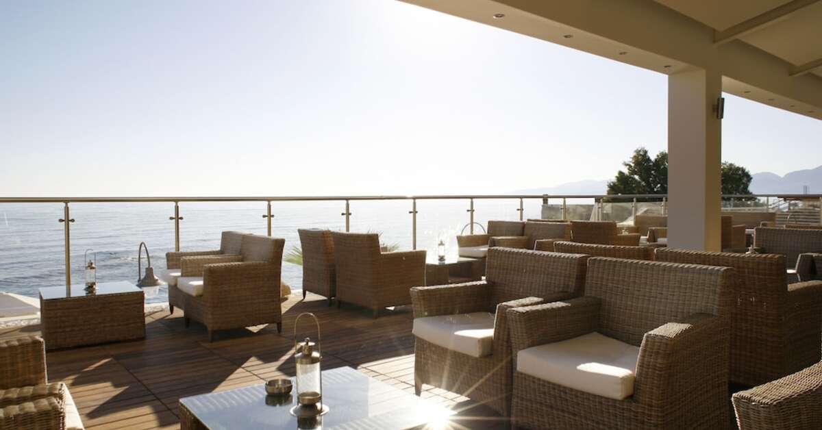 Ein Foto von der Terrasse im Glaros Beach Hotel