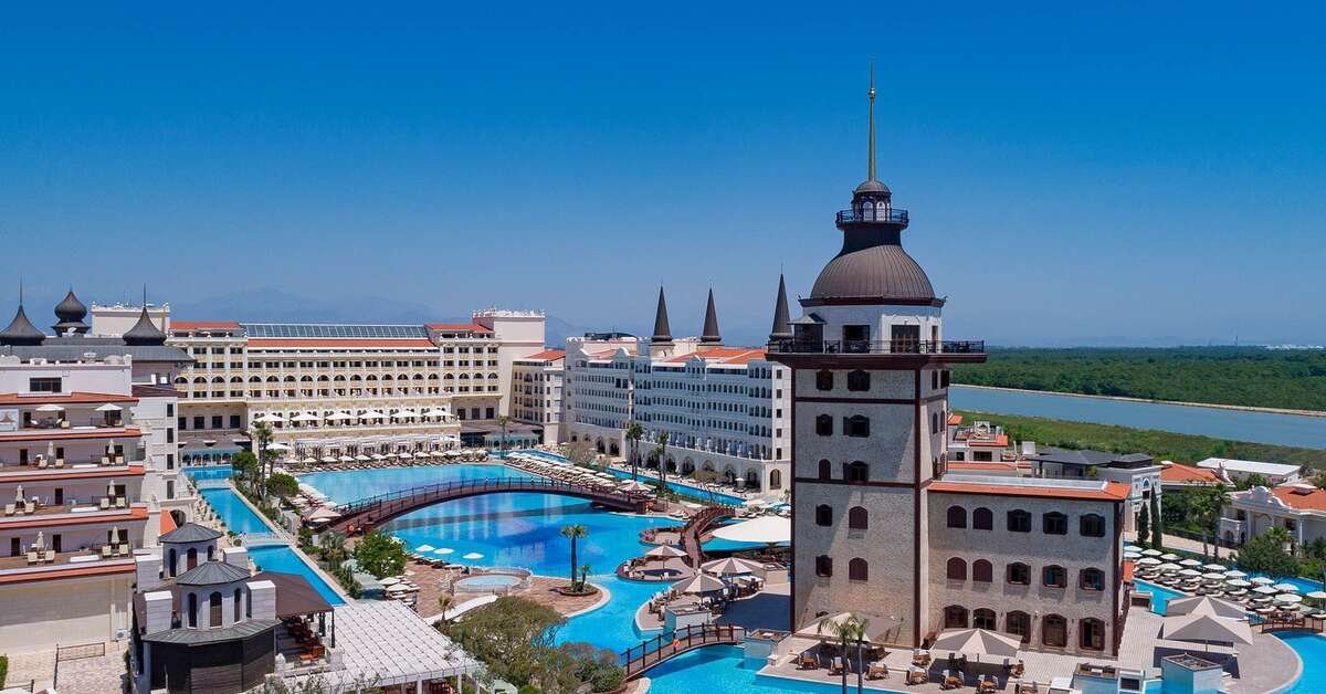 Een foto van een overzicht van Mardan Palace