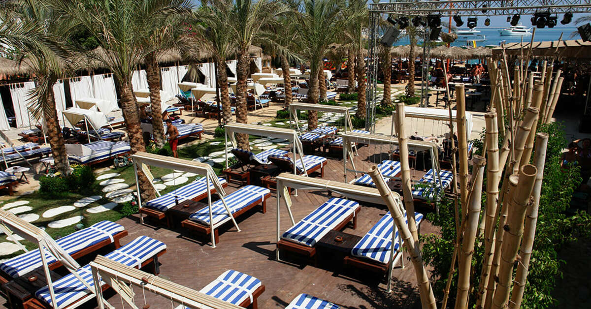 Een foto van het terras bij Elysees Dream Beach Hotel