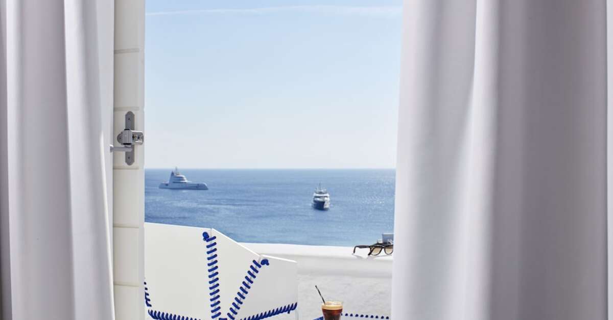 Een foto van het terras bij Myconian Ambassador - Relais & Chateaux