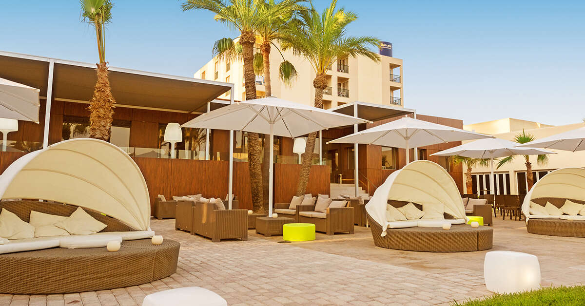 Een foto van het terras bij Occidental Ibiza