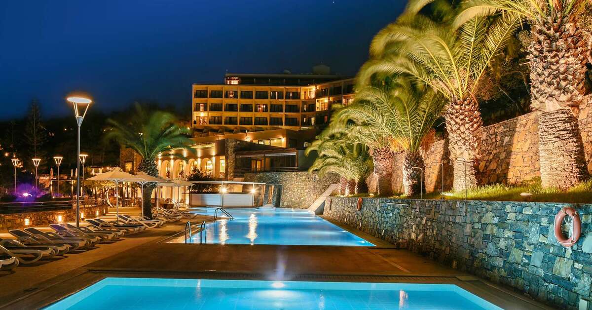 Een foto van het zwembad bij Wyndham Grand Crete Mirabello Bay