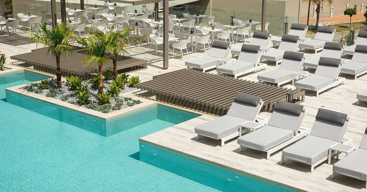 Ein Foto vom Pool im Amalthia Beach Resort