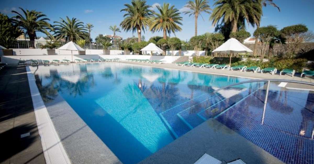 Een foto van het zwembad bij Azoris Royal Garden Hotel