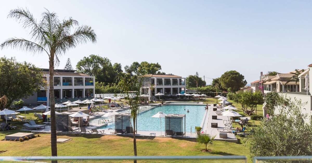 Ein Foto vom Pool im Acharavi Beach Hotel
