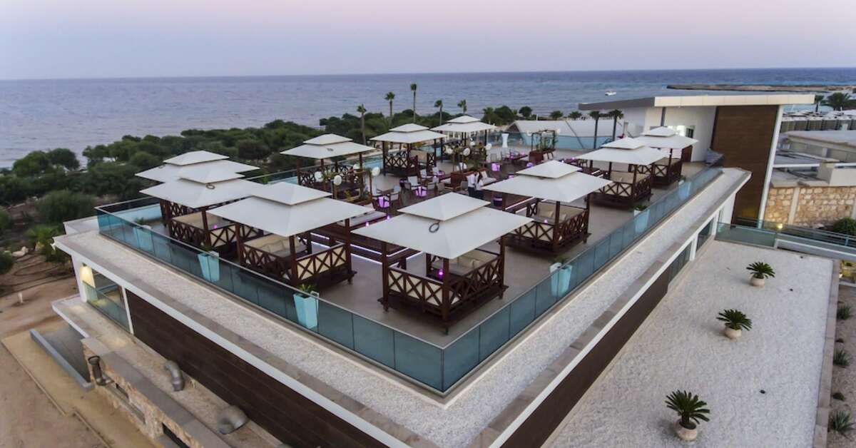 Een foto van het terras bij Asterias Beach Hotel