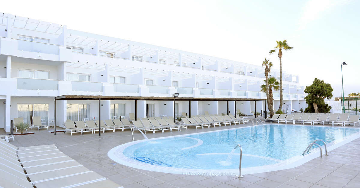 Een foto van het zwembad bij Sentido Aequora Lanzarote Suites