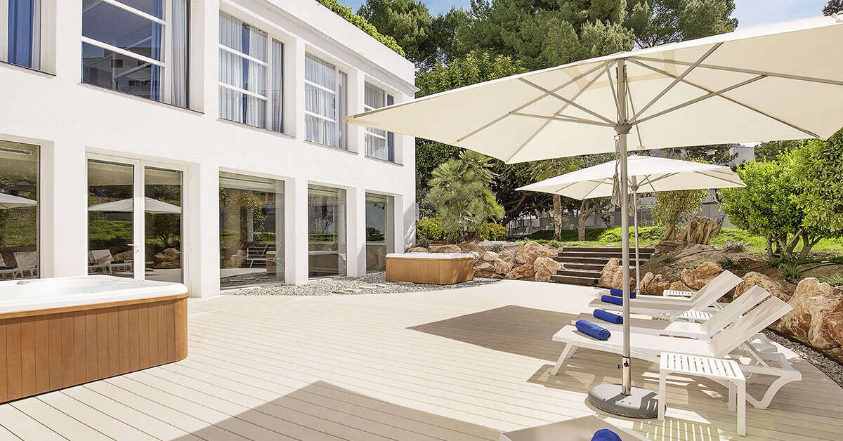 Een foto van het terras bij Hotel Canyamel Park