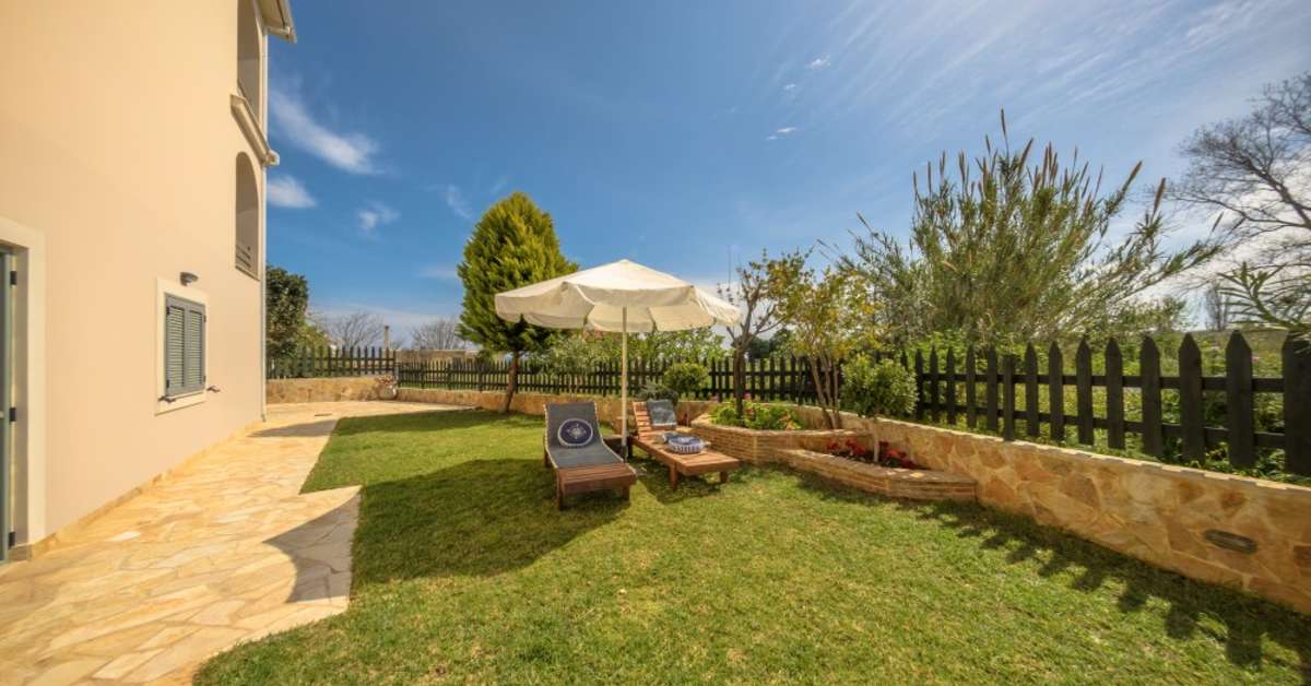 Een foto van het terras bij Golden Coast Resort
