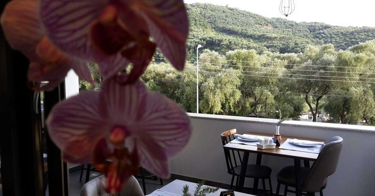 Een foto van het terras bij Adam's Hotel