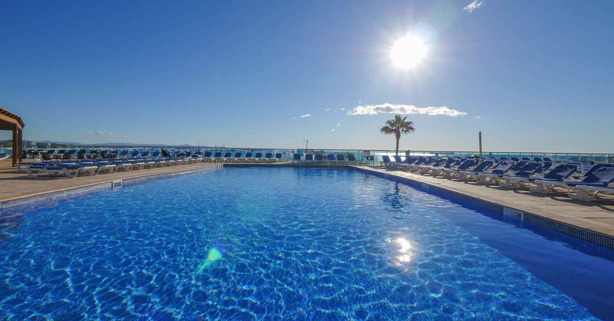 Een foto van het zwembad bij Hotel Golden Donaire Beach