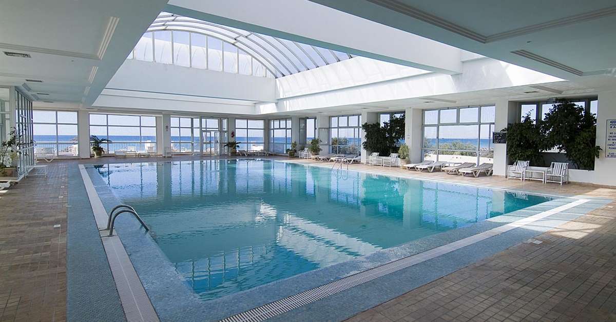 Een foto van het zwembad bij The Orangers Beach Resort & Bungalows
