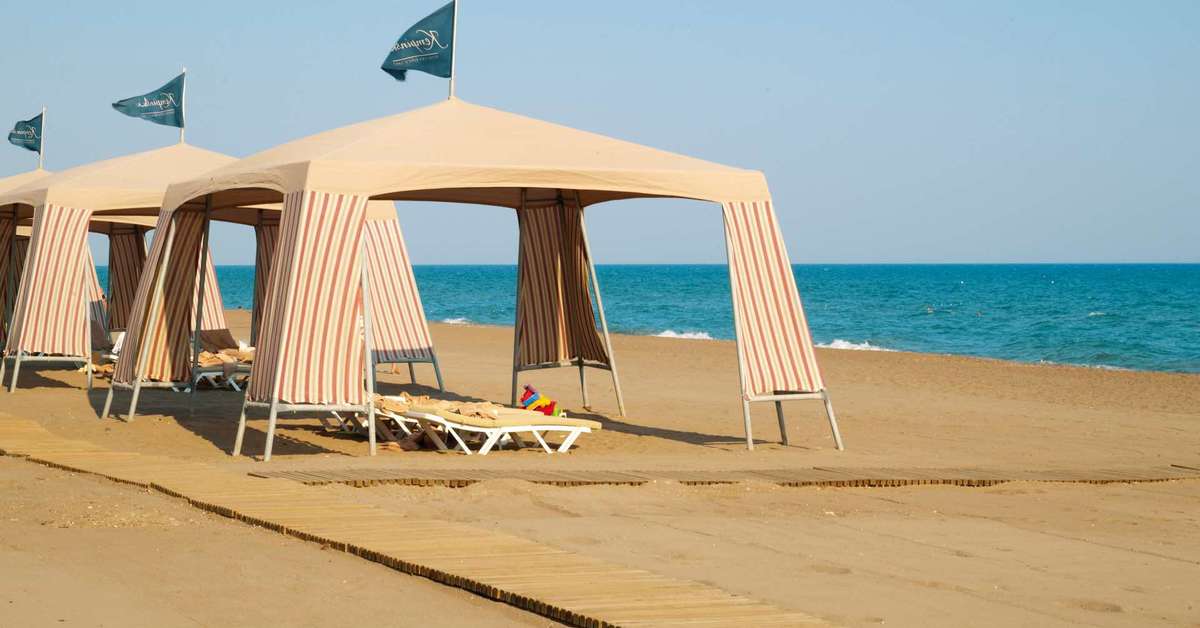 Een foto van het strand bij Kempinski Hotel The Dome