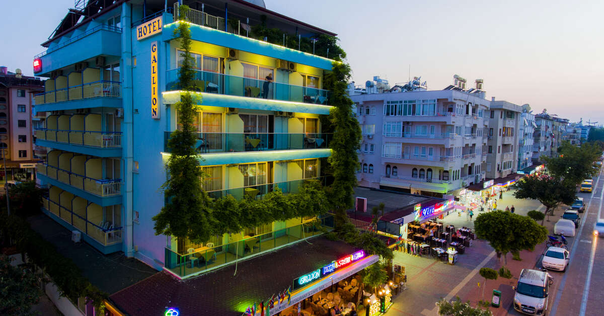 Een foto van de buitenkant van Gallion Hotel